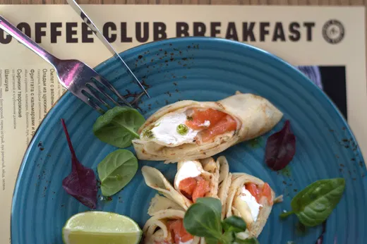 Блины с семгой и сливочным сыром в Coffe Club - фото позиции меню кафе