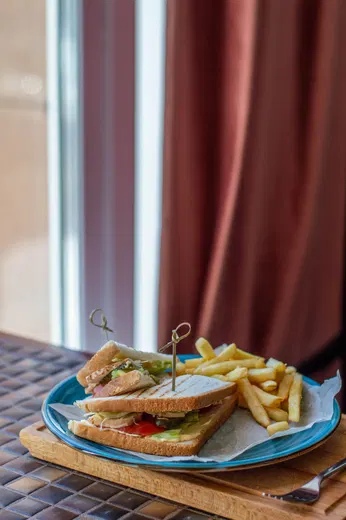 Сэндвич с курицей и картофелем фри в Coffe Club - фото позиции меню кафе