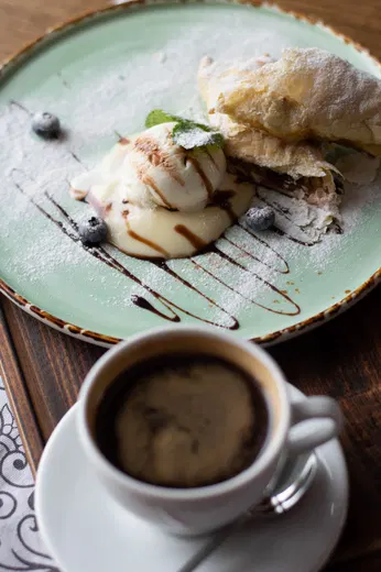 Штрудель грушевый в Coffe Club - фото позиции меню кафе