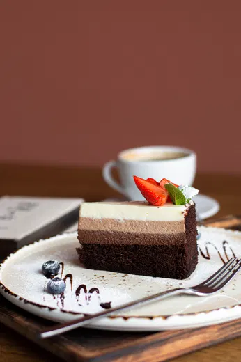 Чизкейк три шоколада в Coffe Club - фото позиции меню кафе