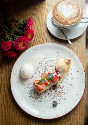Штрудель вишневый в Coffe Club - фото позиции меню кафе