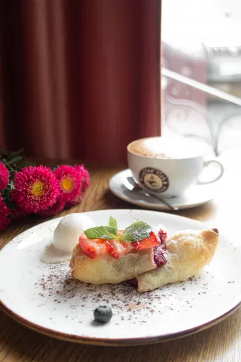Штрудель вишневый в Coffe Club - фото позиции меню кафе