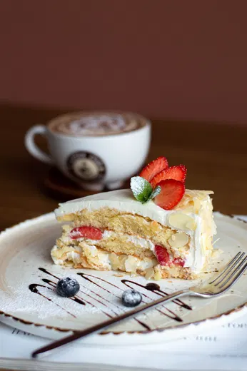 Миндальный торт в Coffe Club - фото позиции меню кафе