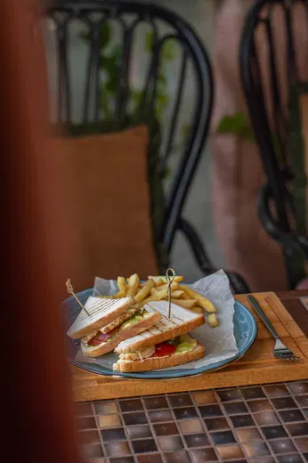 Сэндвич с лососем и картофелем фри в Coffe Club - фото позиции меню кафе