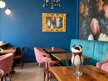 Орео шейк в интерьере Coffe Club