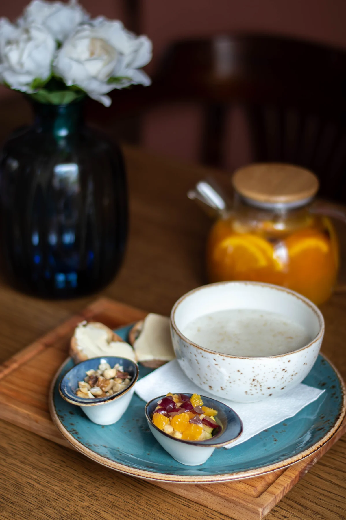 Каша овсяная с фруктами и орехами в Coffe Club - фото позиции меню кафе