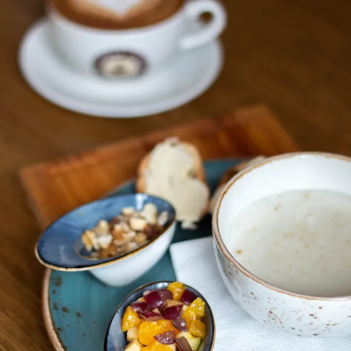 Каша овсяная с фруктами и орехами в Coffe Club