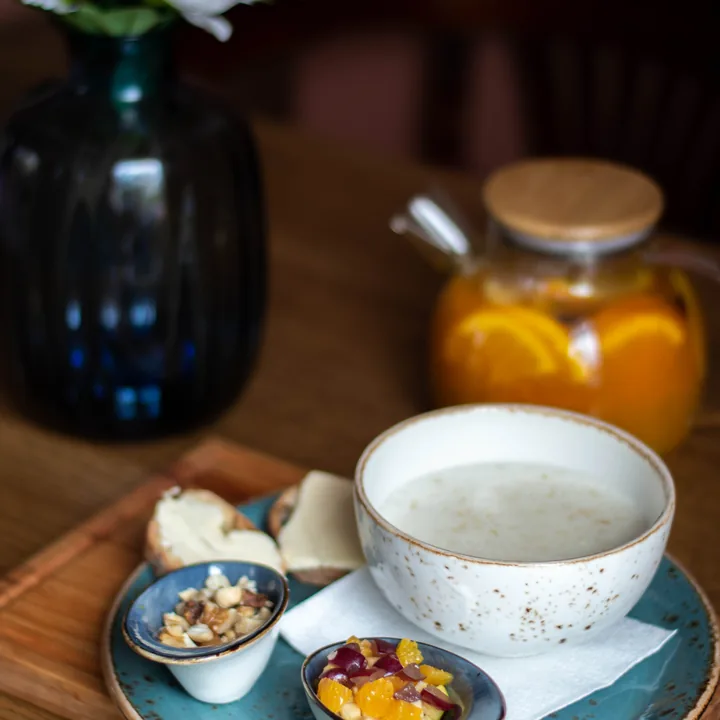 Каша овсяная с фруктами и орехами в Coffe Club - фото позиции меню кафе