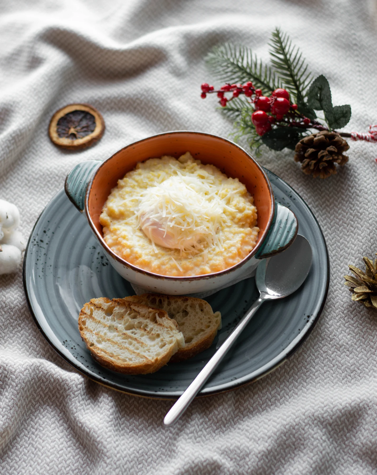Пшенная каша с яйцом пашот и сыром пармезан в Coffe Club - фото позиции меню кафе
