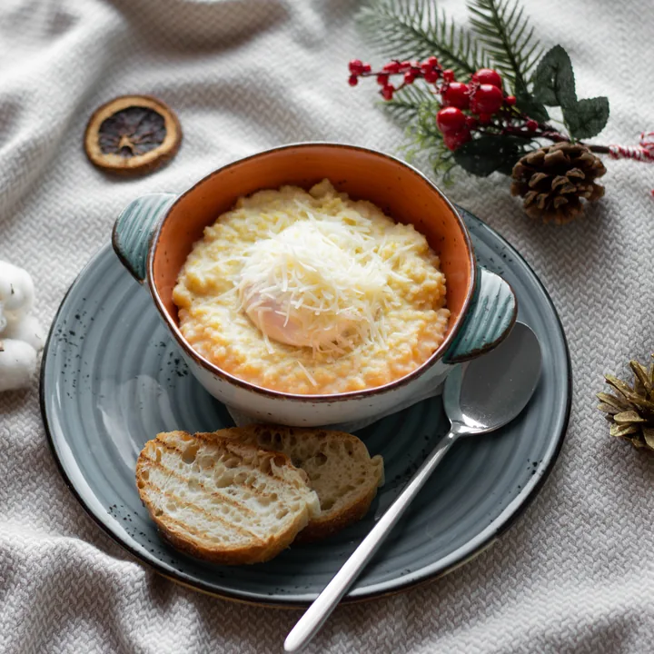 Пшенная каша с яйцом пашот и сыром пармезан в Coffe Club - фото позиции меню кафе