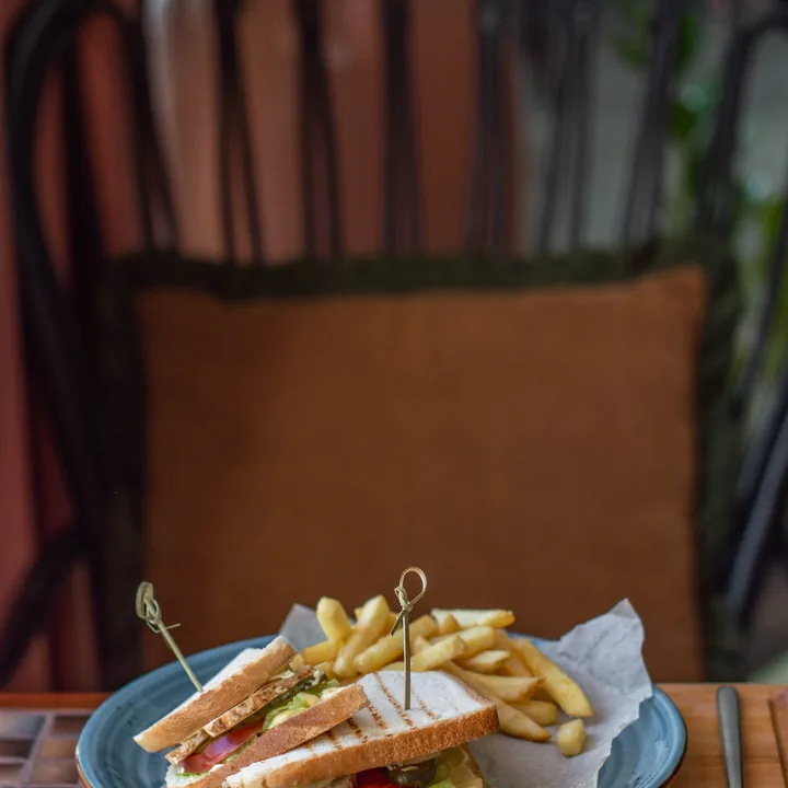 Сэндвич с курицей и картофелем фри в Coffe Club - фото позиции меню кафе